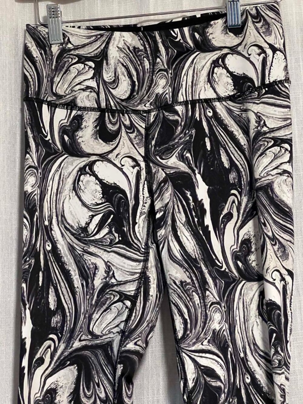 Victoria Sport "Knockout Leggings Black?White Swirl